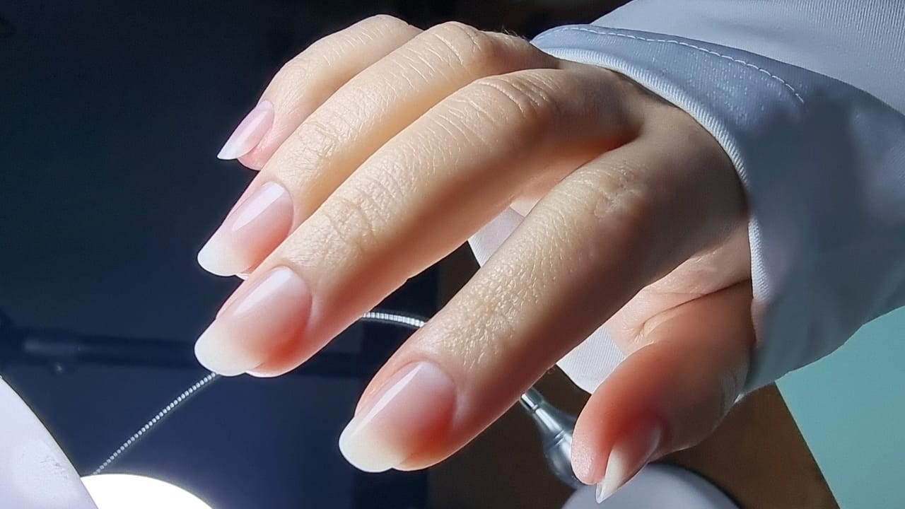 Aplicação de gel sobre unhas naturais