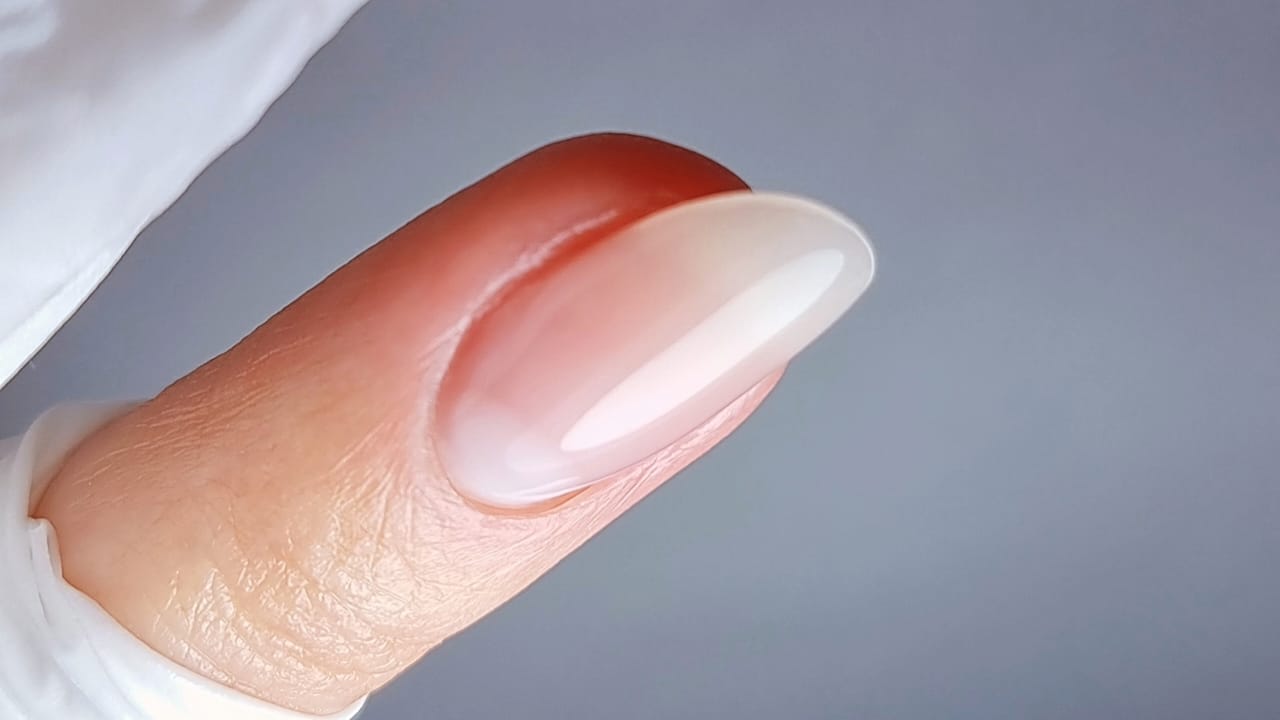 Unhas alongadas com acabamento natural sofisticado
